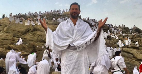 صورة.. شاهد ماجد المصرى على جبل عرفات