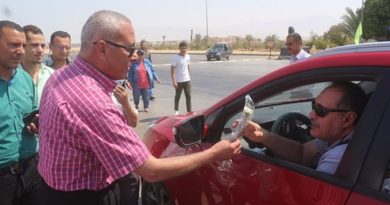 محافظ السويس يوزع الورود على المواطنين بمناسبة عيد الاضحي