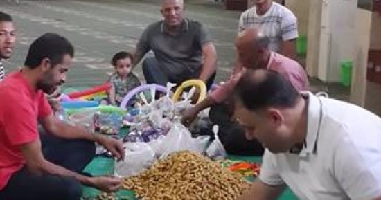 بالصور.. نائب بولاق يجهز الألعاب لتوزيعها على الأطفال بعد صلاة العيد