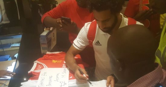 بالصور.. صلاح يوقع على قمصان ليفربول لجماهير أوغندا