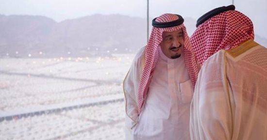 بالصور.. خادم الحرمين الشريفين يصل إلى "منى" ليشرف على راحة الحجاج