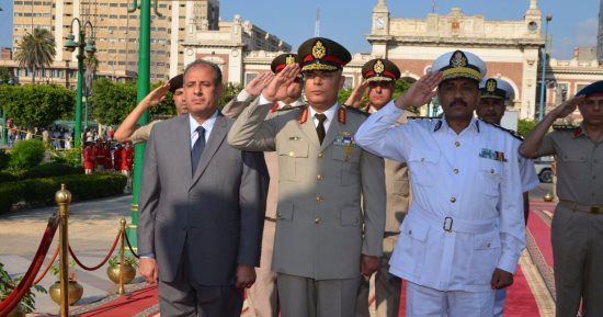 بالصور .. محافظ الإسكندرية يضع إكليل الزهور على النصب التذكارى للشهداء