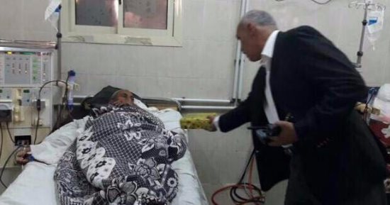 رئيس مدينة ديروط يوزع هدايا على المرضي بالمستشفي العام