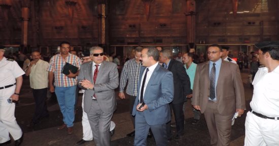 مساعد الوزير لشرطة النقل يفاجئ الخدمات الأمنية بمحطة سكك حديد القاهرة