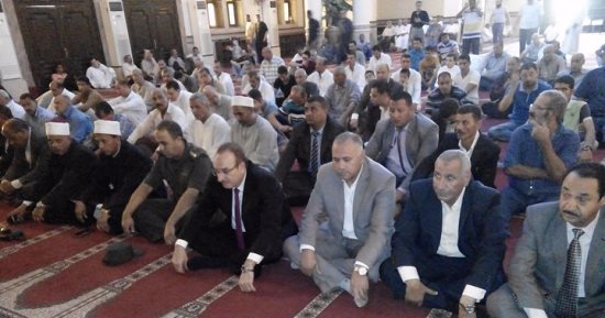 محافظ بنى سويف يؤدى صلاة الجمعة بمسجد الرضا ويهنأ المواطنين بعيد الأضحى