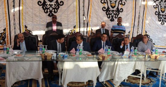 بالصور .. قيادات كفر الشيخ يتناولون الطعام مع ضباط وأفراد قوات الأمن 