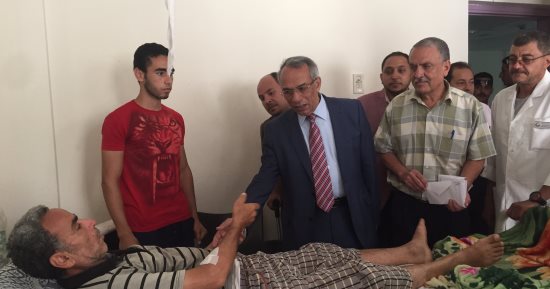 بالصور.. محافظ شمال سيناء يوزع الهدايا على مرضى مستشفى العريش
