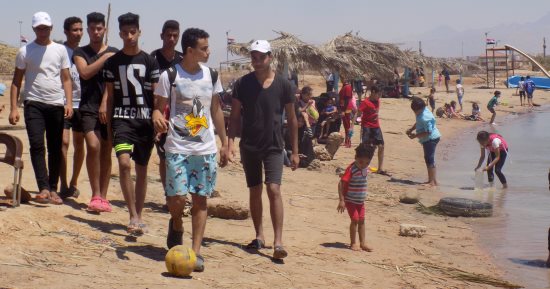بالصور ..توافد المواطنين على شواطئ جنوب سيناء لقضاء إجازة العيد
