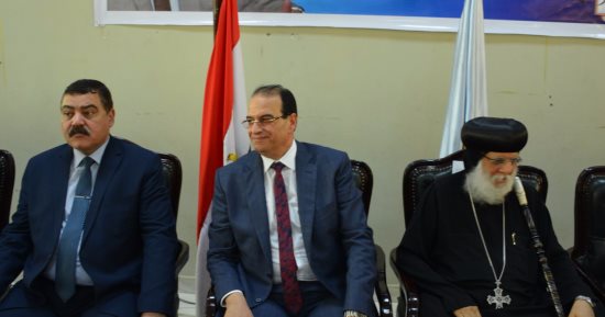 محافظ الدقهلية يتلقى تهانى العيد باستاد المنصورة ويصرف شهر مكافأة للعمال