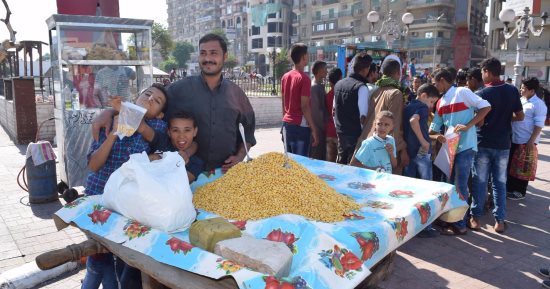 بالصور.. "كشرى وترمس وجيلاتى وحمير" شعار الاحتفال بالعيد فى سوهاج