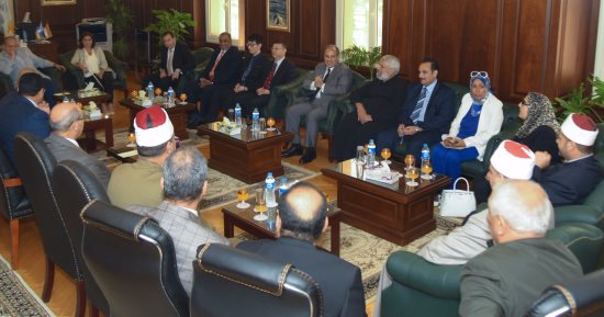بالصور ..محافظ الإسكندرية يستقبل المهنئين بعيد الأضحى المبارك