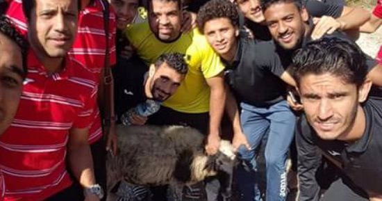 بالصور.. لاعبو وادى دجلة يذبحون الأضحية فى اليونان