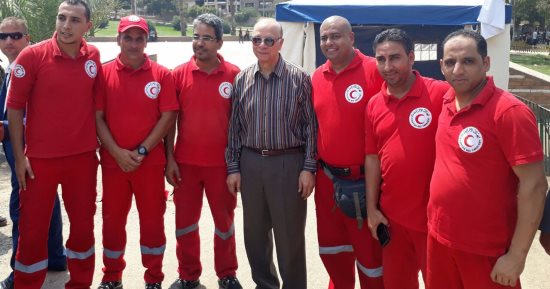 محافظ القاهرة يتفقد حديقة الفسطاط ويلتقط سيلفى مع فريق "الهلال الأحمر"