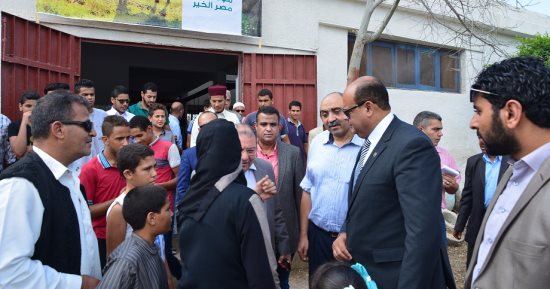 بالصور .. محافظ مطروح يذبح 37 رأس ماشية لتوزيع لحومها على الفقراء