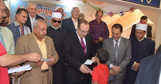 بالصور .. محافظ بنى سويف يوزع العيدية على الأيتام والمسنين والمرضى 