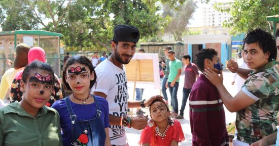 بالصور.. أطفال كفر الشيخ يحتفلون بالعيد فى الحدائق العامة بالرسم على وجوههم