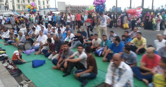 بالصور.. توافد المصليين على ساحة القائد إبراهيم بالإسكندرية