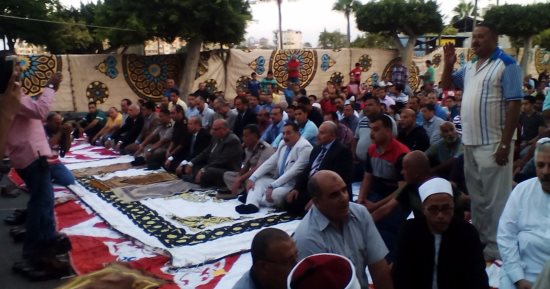 بالصور.. توافد المئات على ميدان الساعة بدمياط لأداء صلاة عيد الأضحى