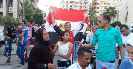 بالصور..مواطنون يرفعون أعلام مصر وصور السيسي بالقائد إبراهيم احتفالا بالعيد