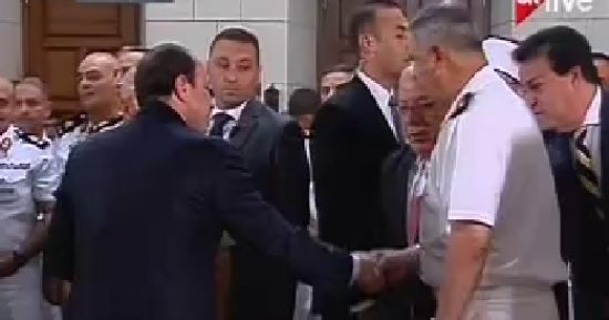 الرئيس السيسى يغادر مسجد محمد كريم بالإسكندرية عقب أداء صلاة عيد الأضحى