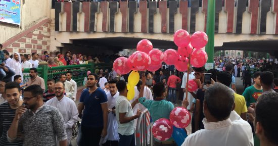 بالصور.. توزيع "البالونات" على الأطفال احتفالا بعيد الأضحى فى أسيوط 