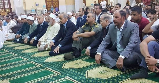 محافظ القليوبية يؤدى صلاة العيد بين المواطنين بمسجد ناصر ببنها