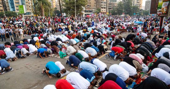 صلاة العيد بساحة مسجد مصطفى محمود "كامل العدد"