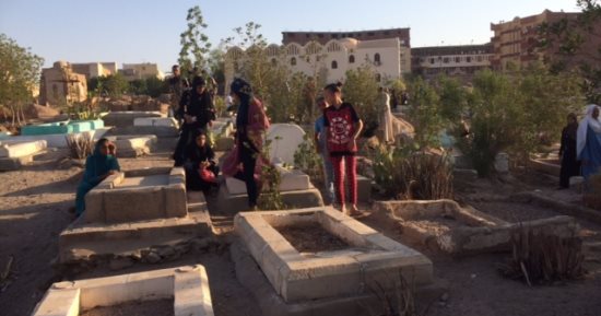بالصور.. توافد الأهالى على زيارة المقابر بأسوان