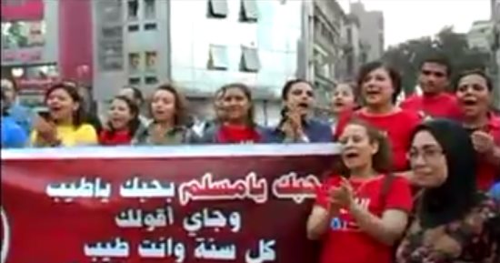 "بحبك يا مسلم".. فيديو لأقباط بشبرا يهنئون المسلمين بعيد الأضحى