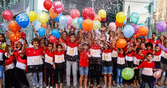 الأطفال يرتدون تى شيرتات بعلم مصر فى ساحة مصطفى محمود احتفالا بالعيد