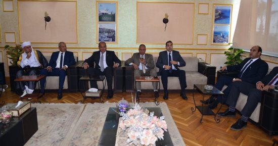 بالفيديو والصور.. محافظ مطروح يستقبل المهنئين بالديوان العام ويقدم العيدية للأطفال