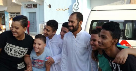 شاهد.. حسنى عبد ربه يصلى العيد ويذبح الأضحية 