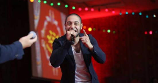 "موهبتك فى دقيقة".. مطرب شاب يبدع فى غناء "يا تمر حنة"