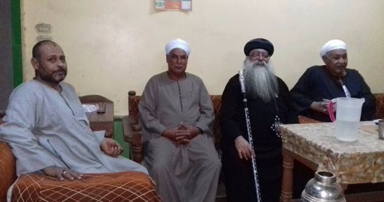 شاهد.. أسقف دشنا يزور منازل المسلمين للتهنئة بعيد الأضحى