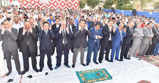محافظ أسيوط يؤدى صلاة عيد الأضحى وسط حشد من المواطنين بساحة أرض الملاعب