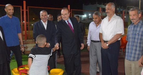 بالصور.. محافظ بنى سويف يشارك زوار الحدائق احتفالاتهم بأول أيام العيد