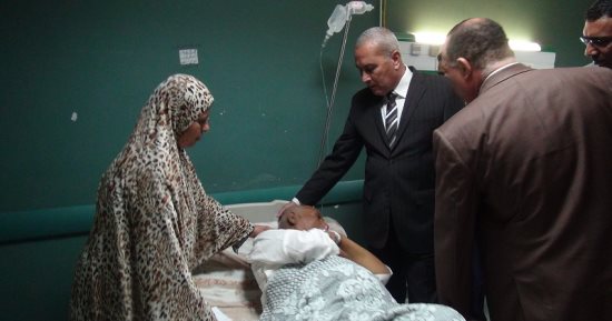 بالصور .. محافظ السويس يزور المرضى بمستشفى التأمين والحميات فى أول أيام العيد