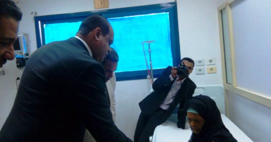 بالصور .. محافظ مطروح يزور المرضى ويوزع عليهم الهدايا بالمستشفيات