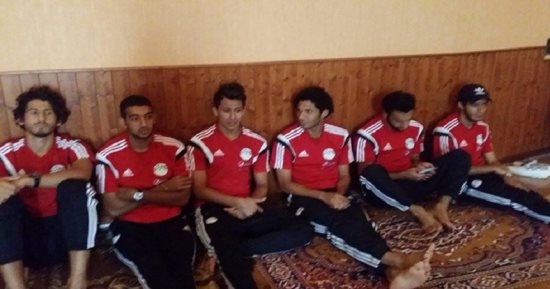 لاعبو المنتخب يؤدون صلاة العيد فى برج العرب