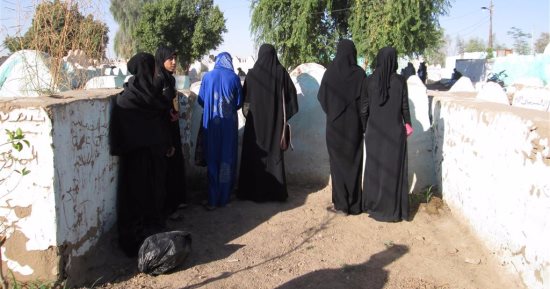 بالصور.."أحياء غير أموات" شعار يرفعه أبناء الصعيد فى العيد خلال زيارة القبور