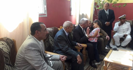 محافظ السويس يوزع الهدايا على الأطفال الأيتام 