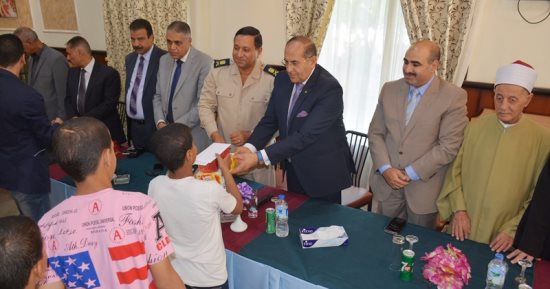 بالصور .. محافظ سوهاج يوزع الهدايا و العيدية على الأطفال الأيتام 