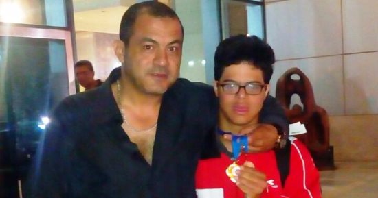 والد السباح محمد الحسينى: ابنى خسر محاولة عبور المانش وكسب حب المصريين