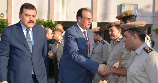 بالصور ... محافظ الدقهلية ومدير الأمن يزوران جنود وأفراد معسكر أمنى