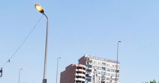 قارئ يرصد ترك أعمدة الكهرباء مضاءة نهارا بحدائق القبة ومطالب بمحاسبة المقصرين