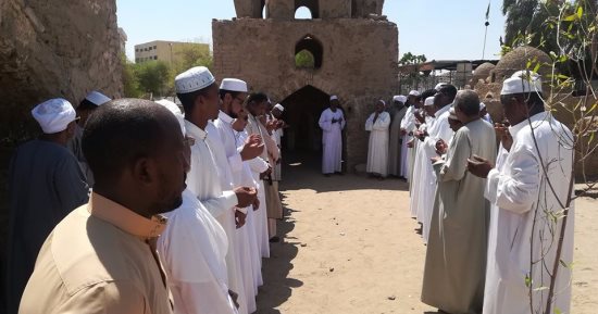 الطرق الصوفية تنظم مسيرة لزيارة الأولياء بالمقابر الفاطمية فى أسوان