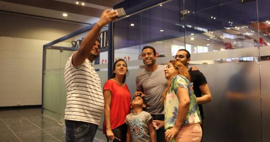بالصور.. سامح حسين يحتفل مع الجمهور ببث مباشر فى عدد من دور السينما