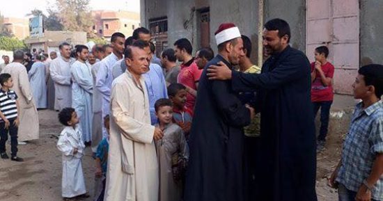 "قوتنا فى وحدتنا".. تداول صور لأقباط بنى سويف يهنئون المسلمين بالعيد
