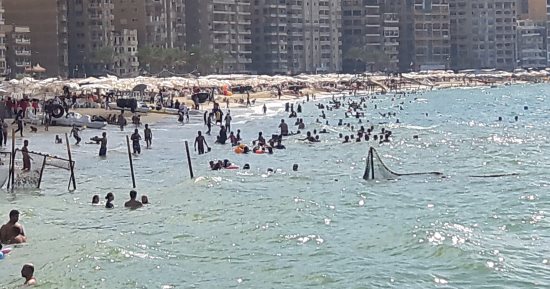 بالصور.. تزايد الإقبال على شواطئ الإسكندرية فى ثانى أيام عيد الأضحى