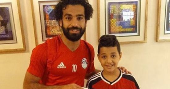محمد صلاح يلبى رغبة طفل مبتور القدم ويهديه قميصه